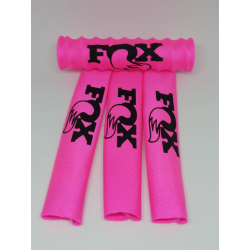 FUNDAS 1/8 PROTECCION AMORTIGUADORES FOX LICRA ROSA FLUOR  LOGO NEGRO rcprogranada.com - Imagen 1