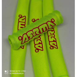 FUNDAS 1/10 PROTECCION AMORTIGUADORES COLOR AMARILLO FLUOR DISEÑO ARRMA EN ROJO - Imagen 1